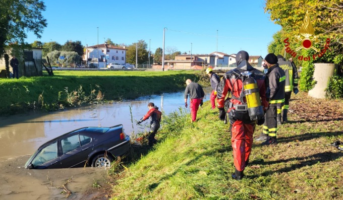 Auto finisce nel fiume dopo un incidente, illesi due giovani a Morgano