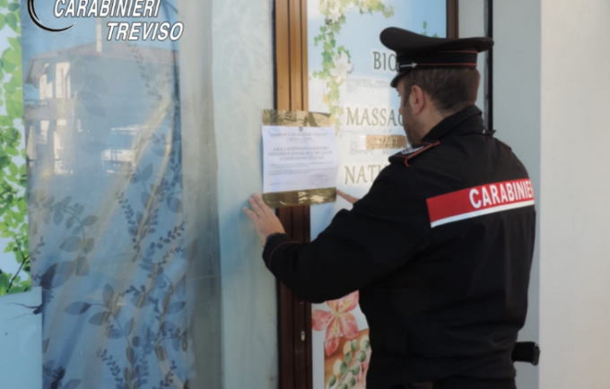 Dava vitto e alloggio alle massaggiatrici del suo centro in cambio di prestazioni “extra” con i clienti