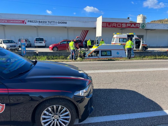 Ambulanza a sirene spiegate impatta con una vettura e finisce nel fossato