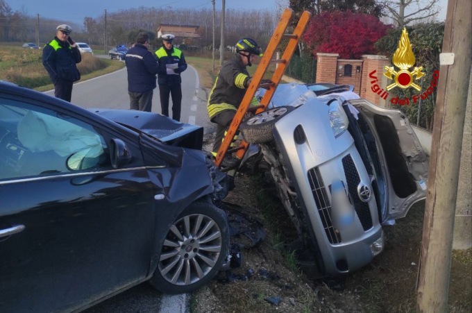 Terribile schianto tra due auto stamattina a Zero Branco, una finisce rovesciata sul fianco
