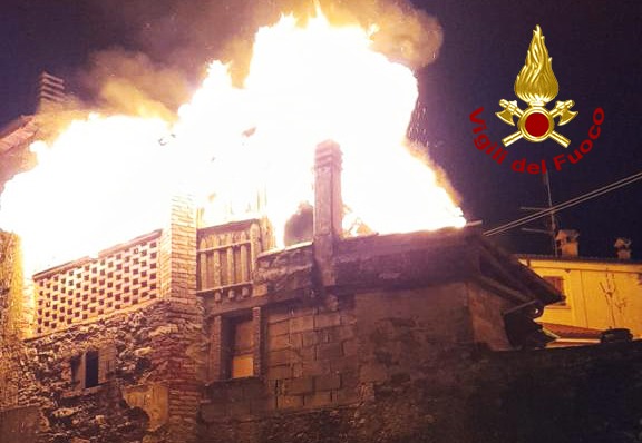 Fratello e sorella anziani accendono dei lumini per riscaldarsi, ma poi divampa l’incendio e la mansarda va a fuoco