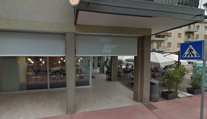 “Hanno sfasciato sedie e arredi”: baby gang alcolizzata vandalizza il plateatico della pasticceria Moderna
