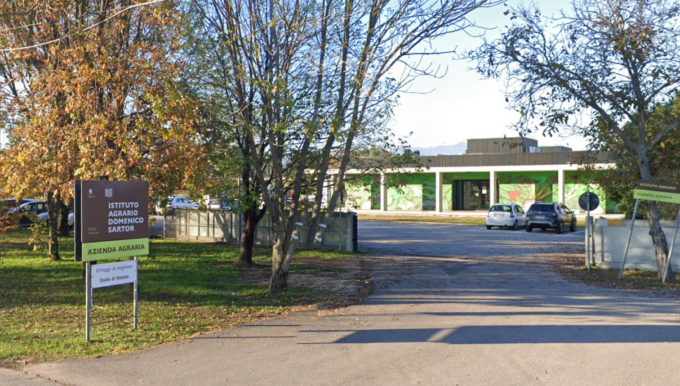 Negano la DAD alla studentessa malata di tumore, i compagni protestano fuori da scuola