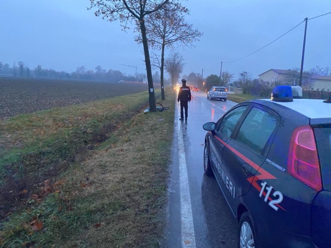 Pirata della strada travolge in auto una donna in bicicletta