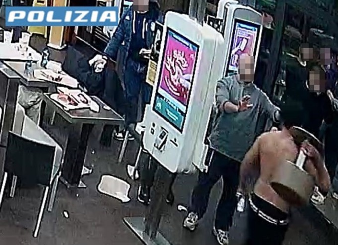 Follia al McDonald’s, minaccia i clienti con uno sgabello e poi distrugge uno schermo delle ordinazioni