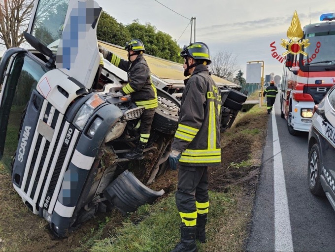 Perde il controllo del tir e il mezzo pesante finisce su un fianco