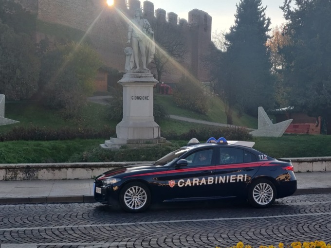 Beccato con la droga e denunciato, per vendetta va in caserma con un amico e aggredisce i carabinieri