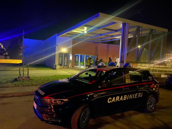 Assalto al distretto sanitario, i ladri fanno esplodere lo sportello automatico e scappano con i soldi