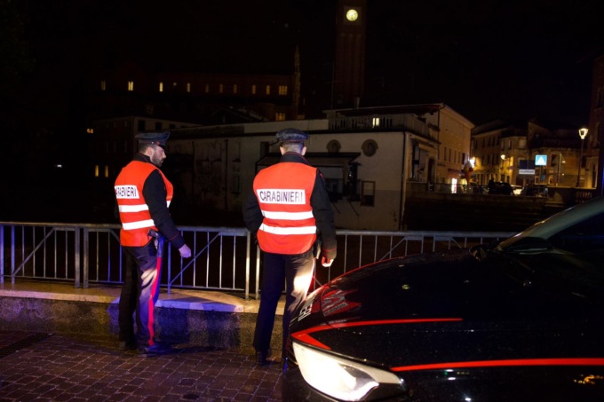 “Presto, c’è qualcuno nell’appartamento!”, vicino di casa curioso fa arrestare il bandito