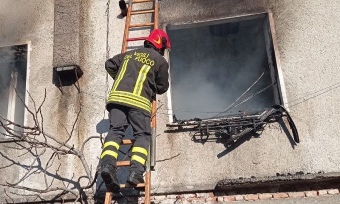Problemi alla stufa a legna, intera casa avvolta e distrutta dalle fiamme