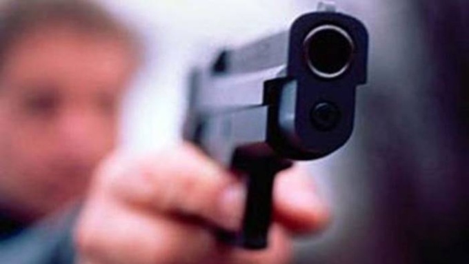 Per mesi ha fatto vivere la moglie nel terrore minacciandola di morte con una pistola finta (che lei credeva vera)