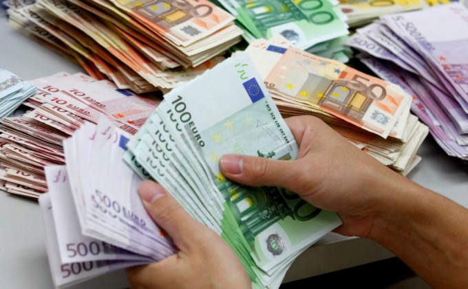 Dà 98mila euro a un’agente assicurativa per un investimento ad alto rendimento ma lei se li intasca