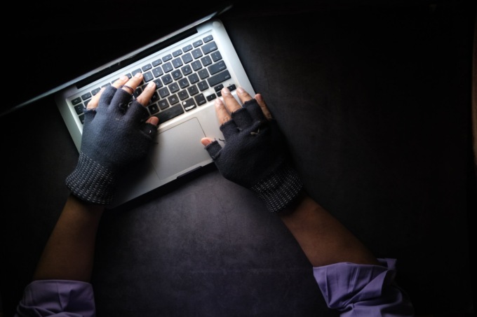 Operaio 25enne adesca una 14enne sui social e poi la ricatta per avere video hard