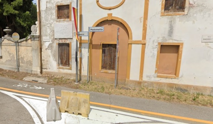 Non dà precedenza e viene centrata da un furgone: la conducente resta intrappolata tra le lamiere