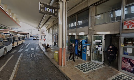 Due diverse risse tra ragazzine alla fermata delle corriere: la folla non interviene e filma col telefonino