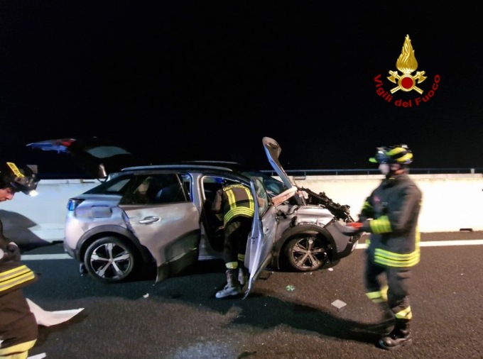 Tragedia in A4, auto finisce contro il guardrail: morto il conducente e ferito il passeggero