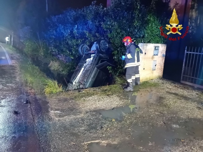 Auto esce di strada e finisce rovesciata in un canale di scolo, ferito l’autista