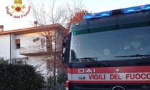 Fuoco e fiamme in una palazzina di via Tintoretto, intossicati un 60enne e un pompiere
