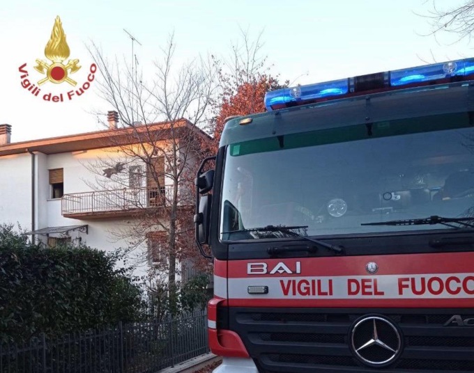 Fuoco e fiamme in una palazzina di via Tintoretto, intossicati un 60enne e un pompiere