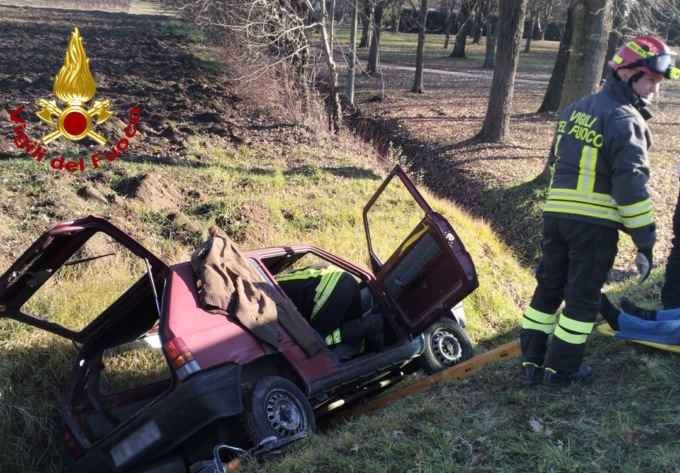 74enne perde il controllo dell’auto e finisce in un fossato