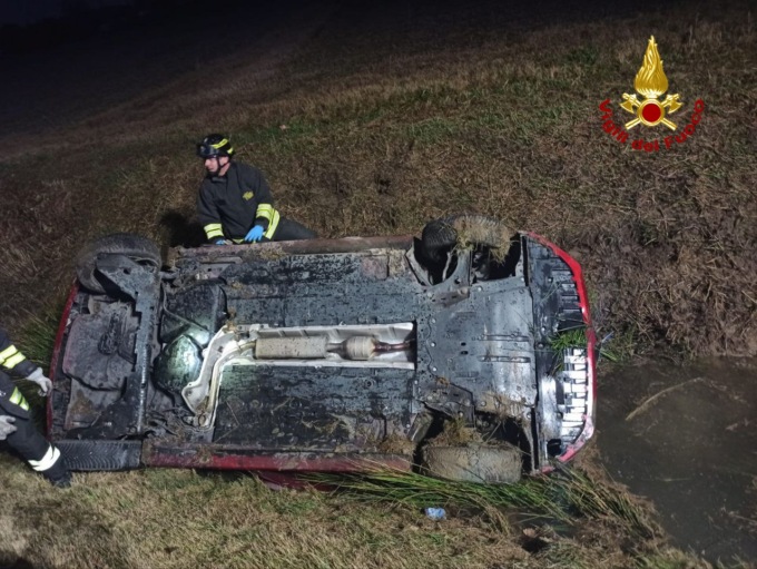 Perde il controllo dell’auto, il mezzo finisce ribaltato su un fianco in un fosso