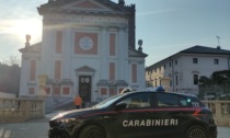 Giovane ubriaco molesta fedeli sul sagrato del duomo di Castelfranco Veneto