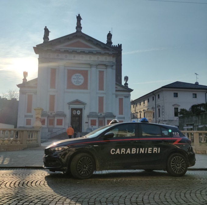 Giovane ubriaco molesta fedeli sul sagrato del duomo di Castelfranco Veneto