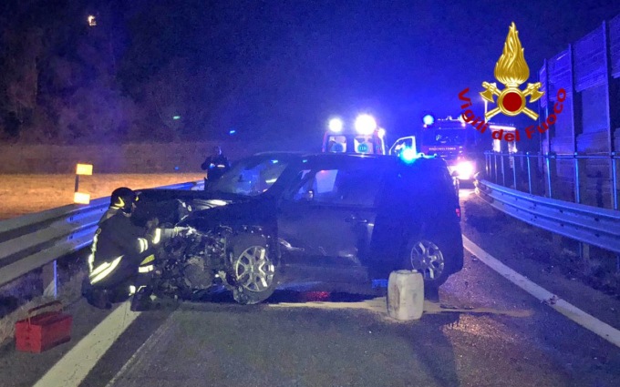 Non si ferma all’alt e fugge sulla A27, poi perde il controllo dell’auto e si schianta contro il guardrail