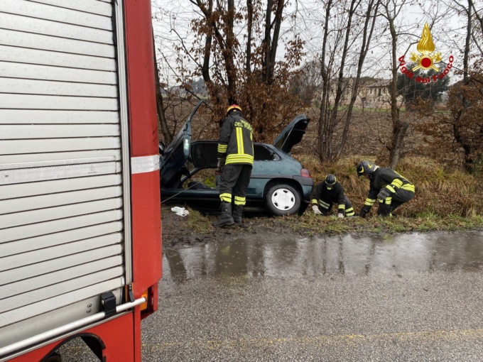 Esce fuori strada e rischia di finire nel canale di scolo con l’auto