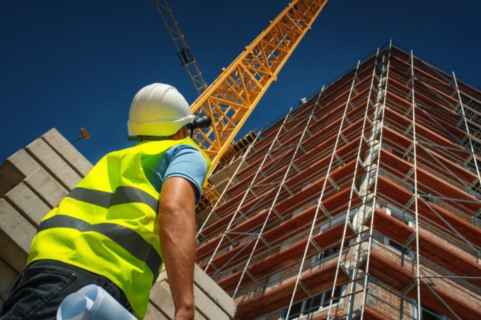 Ottengono credito dalle banche per lavori edili mai realizzati: e i soldi li usano per pagare professionisti e consulenti