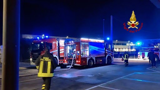 Fuoco e fiamme in un magazzino edile di via Vicenza, nessun ferito