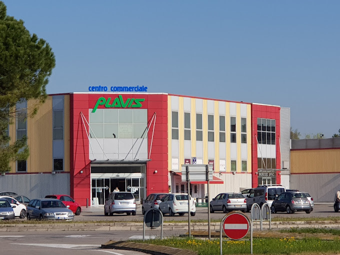 Tenta di rubare un maglione ma viene filmato dalle telecamere di sorveglianza