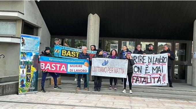 “Reato di omicidio sul lavoro anche per Mattia”, la protesta davanti al Tribunale di Treviso