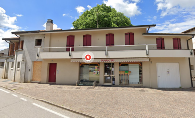 Punta il taglierino contro la commessa: “Apri la cassa”. Due rapine in una settimana all’alimentari in Piazza Dante