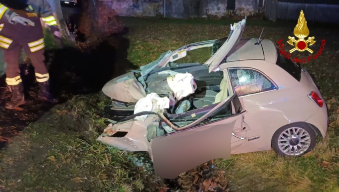 Si schianta con la Cinquecento contro un platano, gravissimo un 20enne