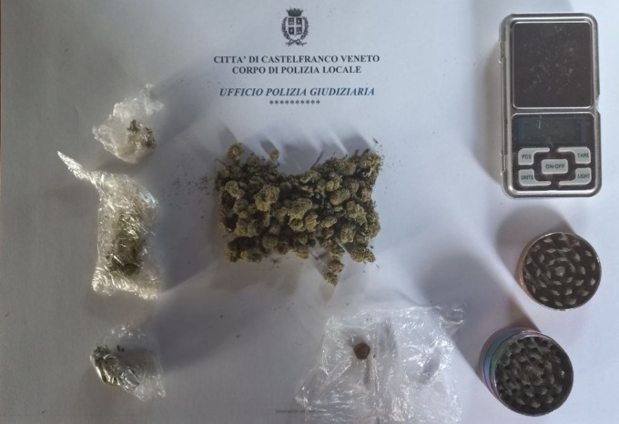 Vedono il cane antidroga e si danno alla fuga, ma Energy riesce a rintracciarli