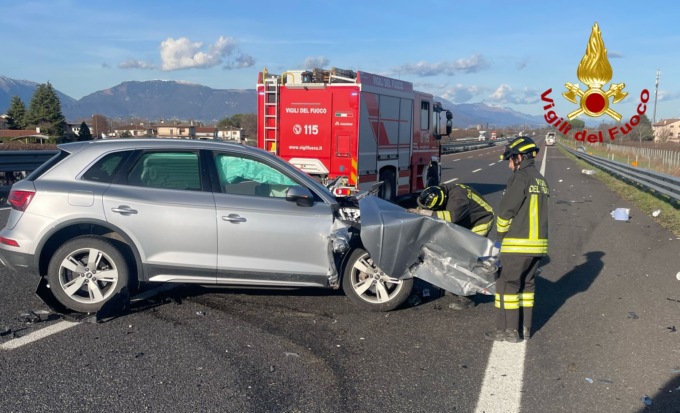 Maxi incidente in autostrada tra una bisarca, quattro auto e un camion carico di gas