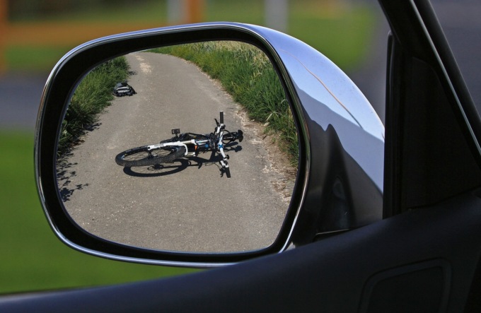 Pirata della strada ubriaco travolge un ciclista e poi scappa