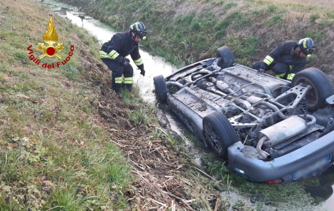 L’auto esce fuori strada e si ribalta in un canale: morta una donna, ferito un uomo
