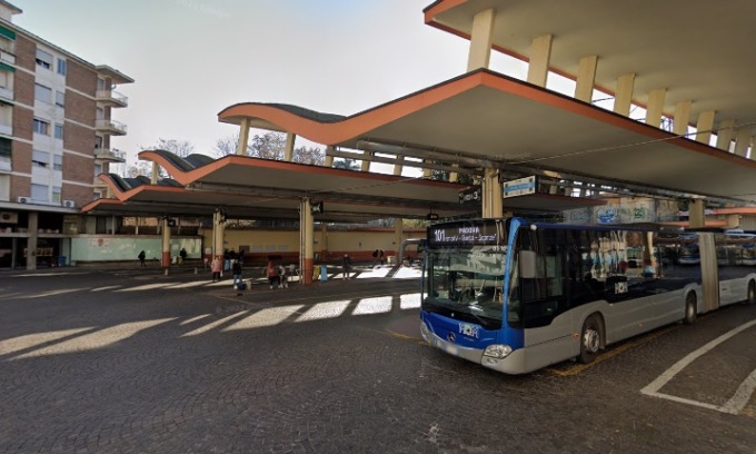 Rissa tra due minorenni e un 54enne alla stazione della Mom