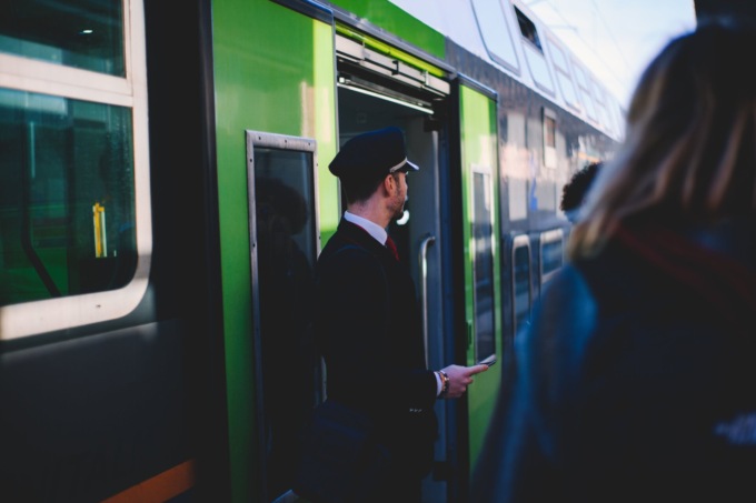 In treno senza biglietto ma armato: alla richiesta del controllore risponde accoltellandolo