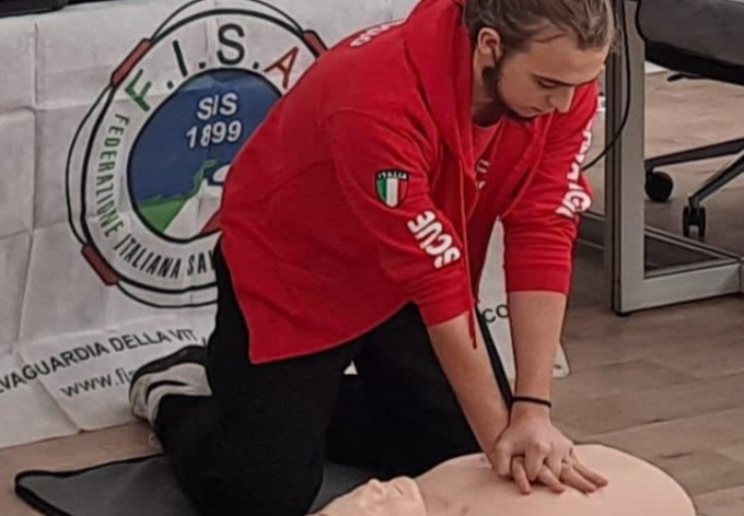 Rischia di soffocare con una caramella, bimbo di 3 anni salvato dal 18enne Marcello Fortarel