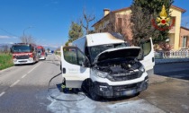 Mentre guida, il furgone Fedex va a fuoco all'improvviso: salvo per miracolo