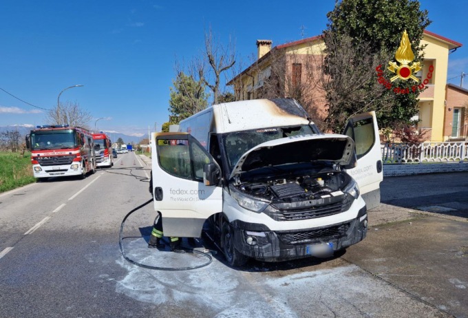 Mentre guida, il furgone Fedex va a fuoco all’improvviso: salvo per miracolo