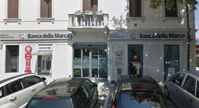 Bancomat salta in aria a Vittorio Veneto, ladri si danno alla fuga con un grosso bottino