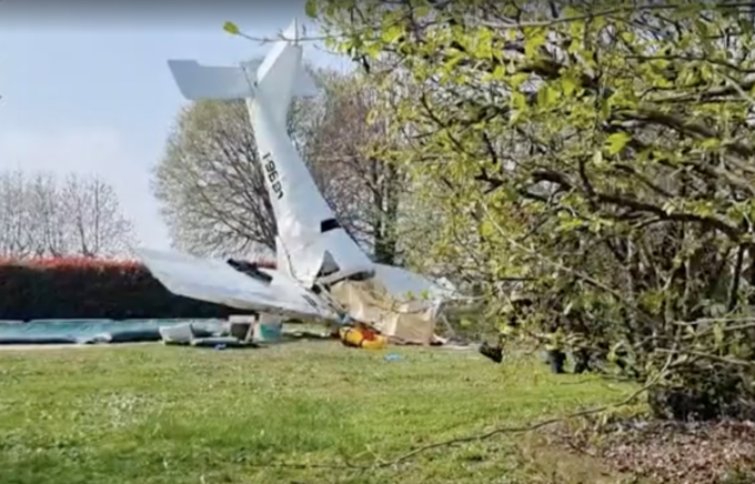 Velivolo ultraleggero precipita nel giardino di un’abitazione, due morti