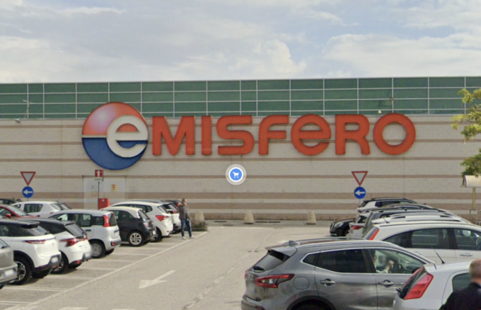 Aggredisce con un pugno una guardia giurata del centro commerciale Emisfero