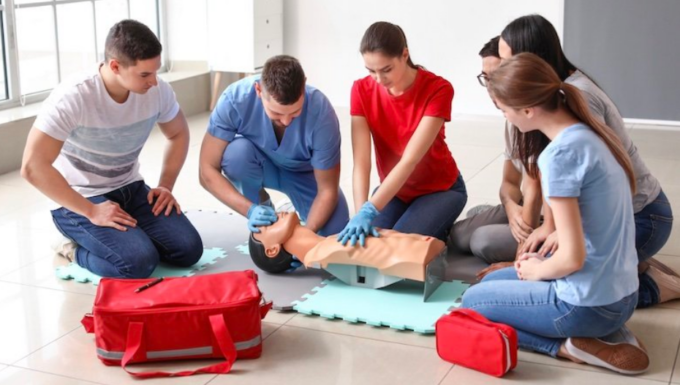 Imparare le procedure di primo soccorso, corsi gratuiti di tecniche BLS-D alle Palestre Dorian Gray
