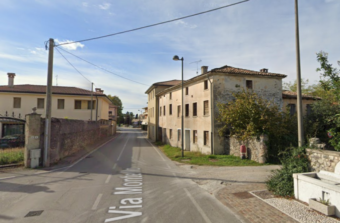 Pirata della strada investe una coppia e scappa, poi nasconde l’auto in un casolare