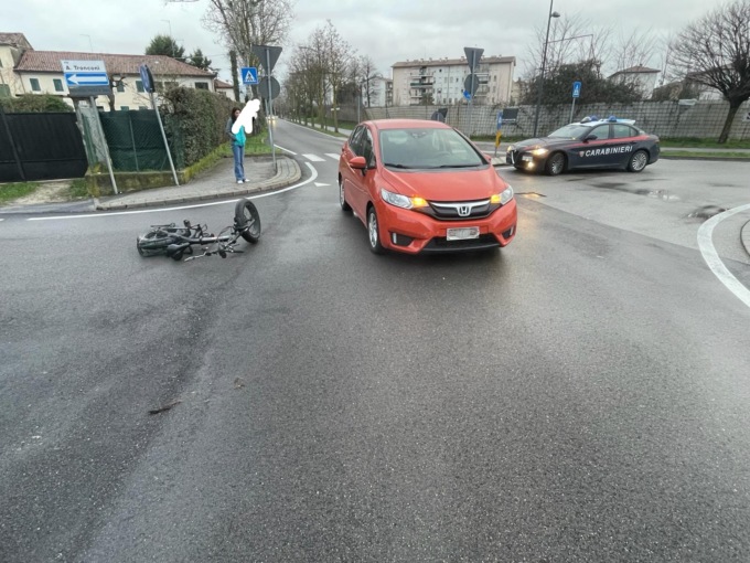 Scontro tra un’auto e una bici, ferito ciclista 32enne